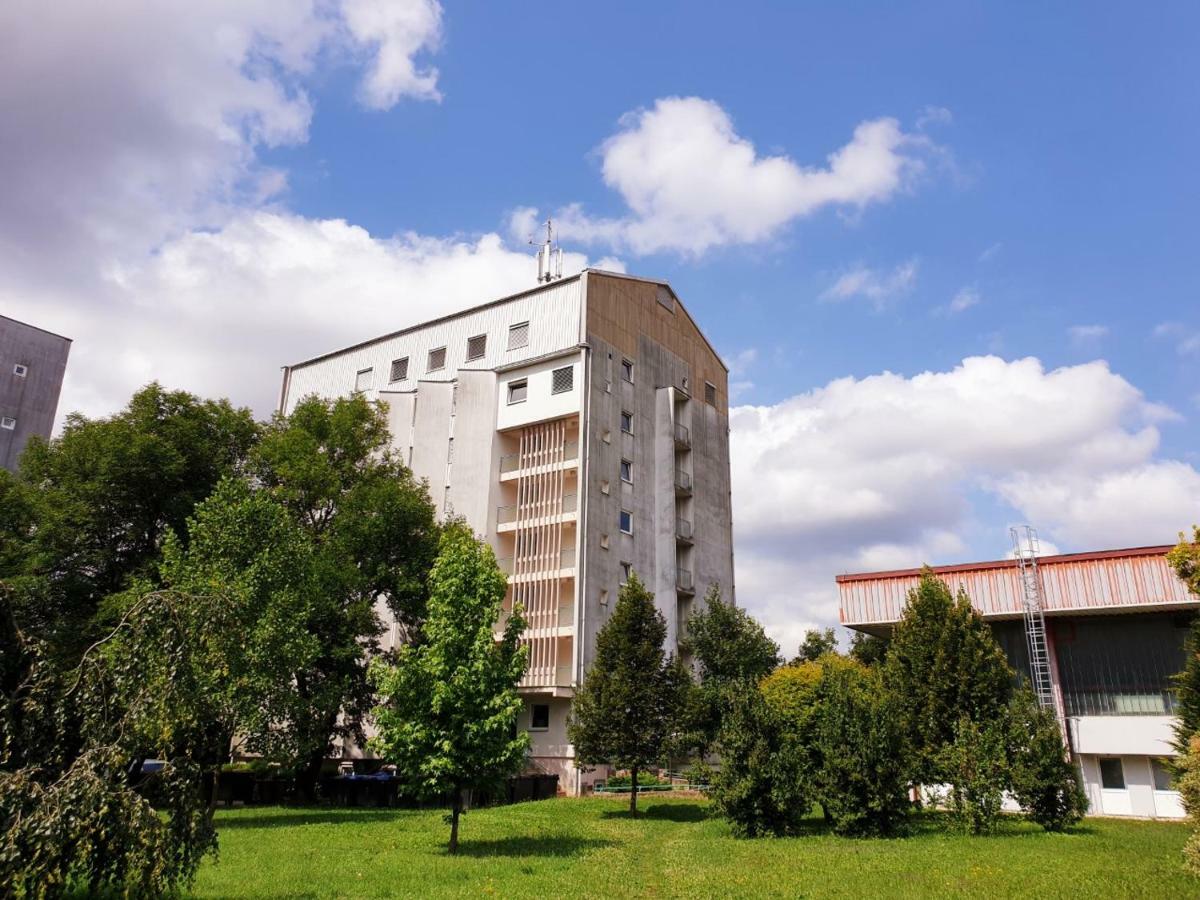 Summer Residence Hostel Ljubljana Bagian luar foto