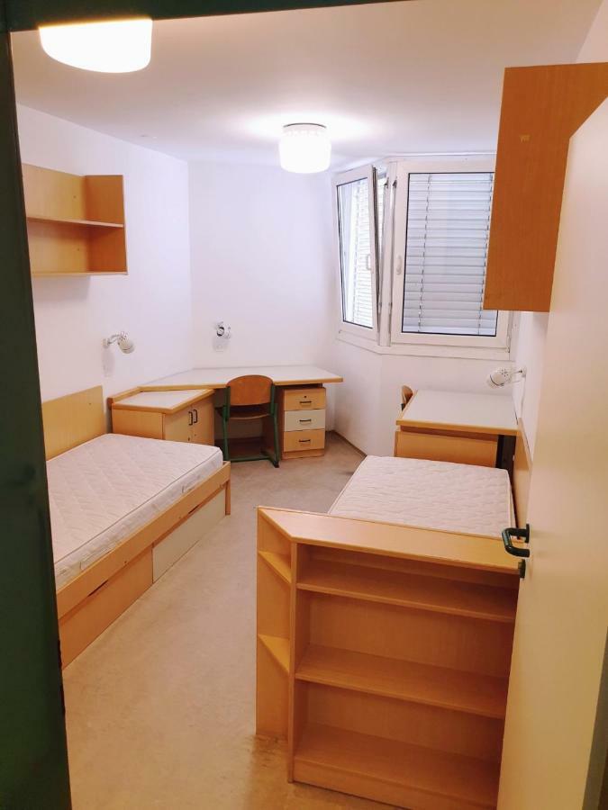 Summer Residence Hostel Ljubljana Bagian luar foto
